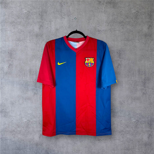 Vue de face du maillot FC Barcelone Domicile 2006/07 bleu et grenat, version rare sans sponsor frontal.