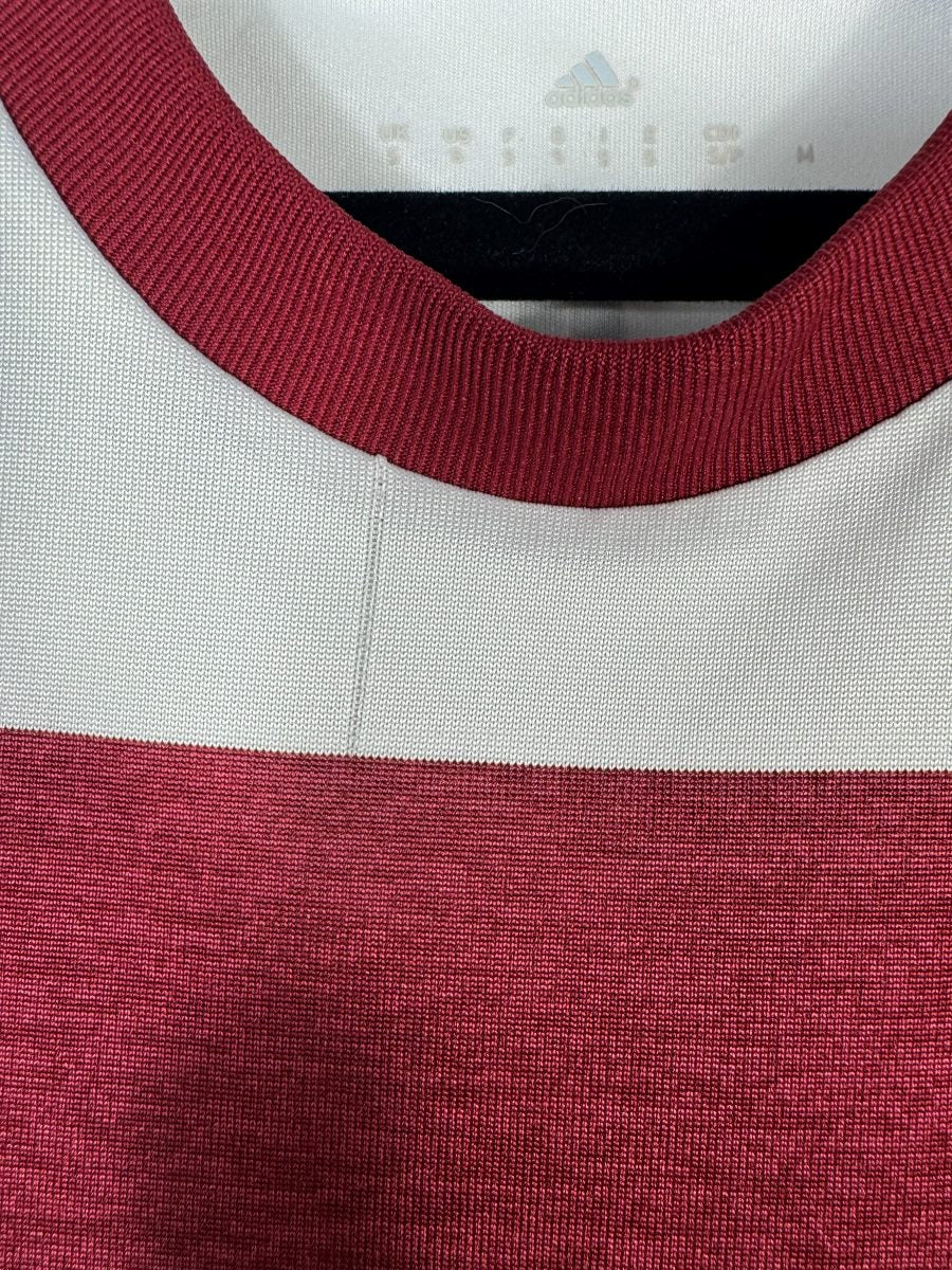 Défaut du maillot Bayern Munich 2014-2015 extérieur : léger fil tiré sous le col bordeaux