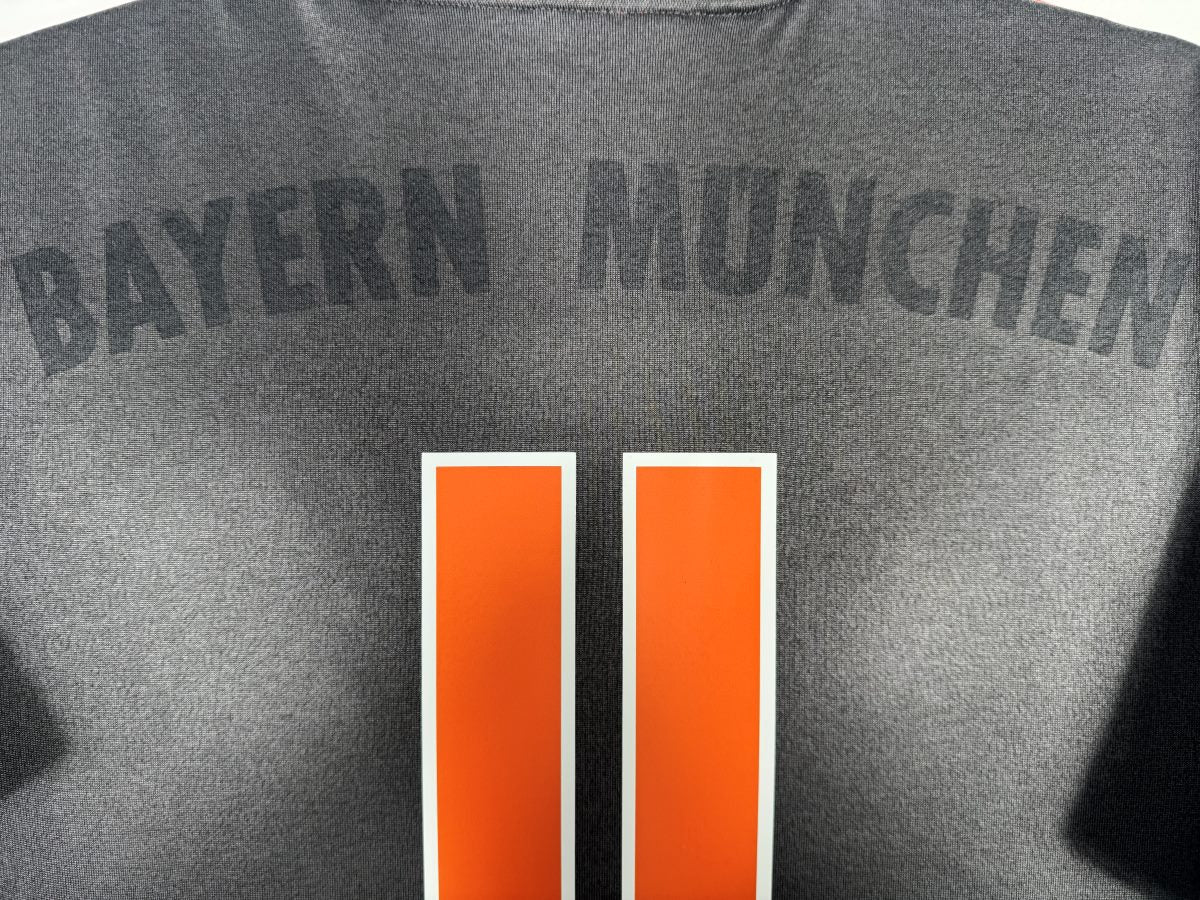 Lettrage dorsal BAYERN MÜNCHEN estompé sur le haut du dos du maillot 2016-2017