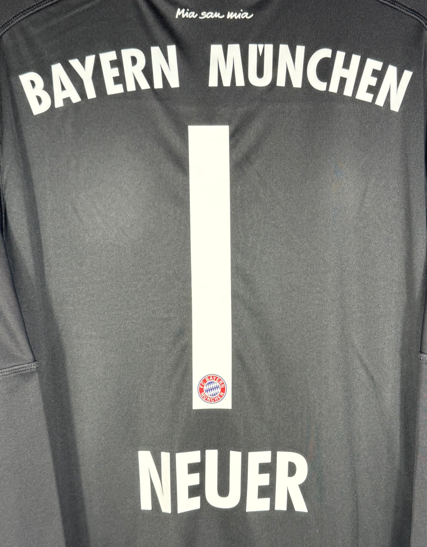 Détail de la typographie du flocage sur le numéro 1 de Manuel Neuer