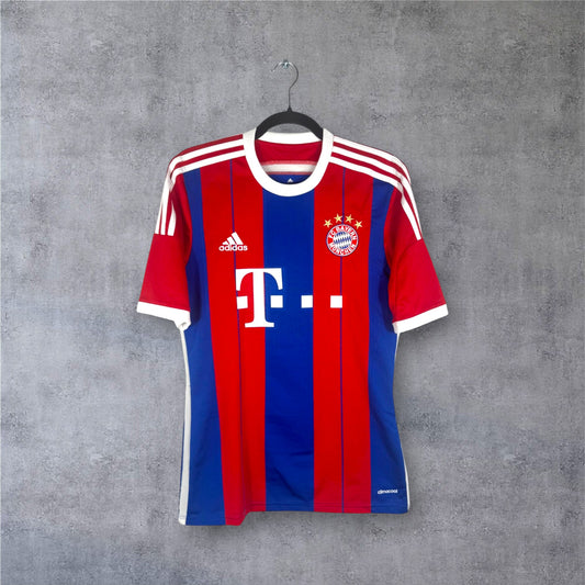 Vue de face du maillot rayé rouge et bleu du Bayern Munich saison 2014/15 avec sponsor T-Mobile.