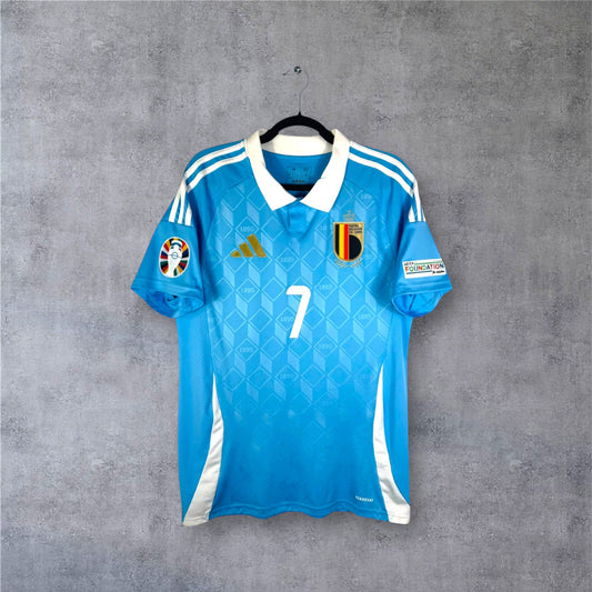 Vue de face du maillot Belgique Extérieur Euro 2024 bleu ciel avec col blanc, hommage à Tintin, et numéro 7.