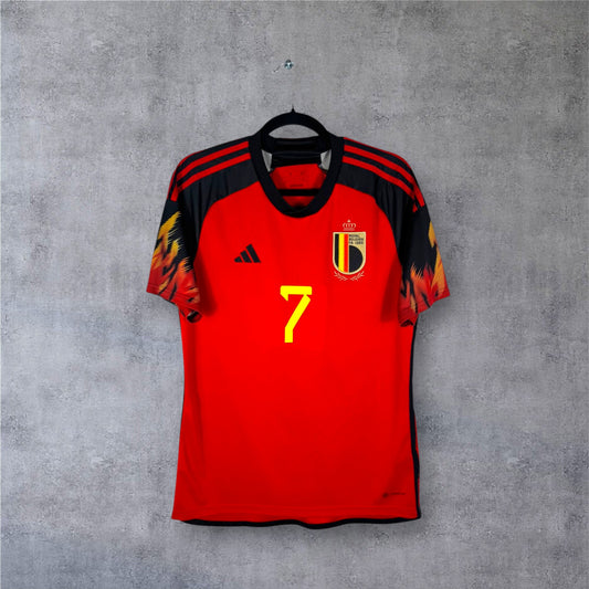 Vue de face du maillot Belgique 2022 domicile rouge avec manches à motifs flammes noires.