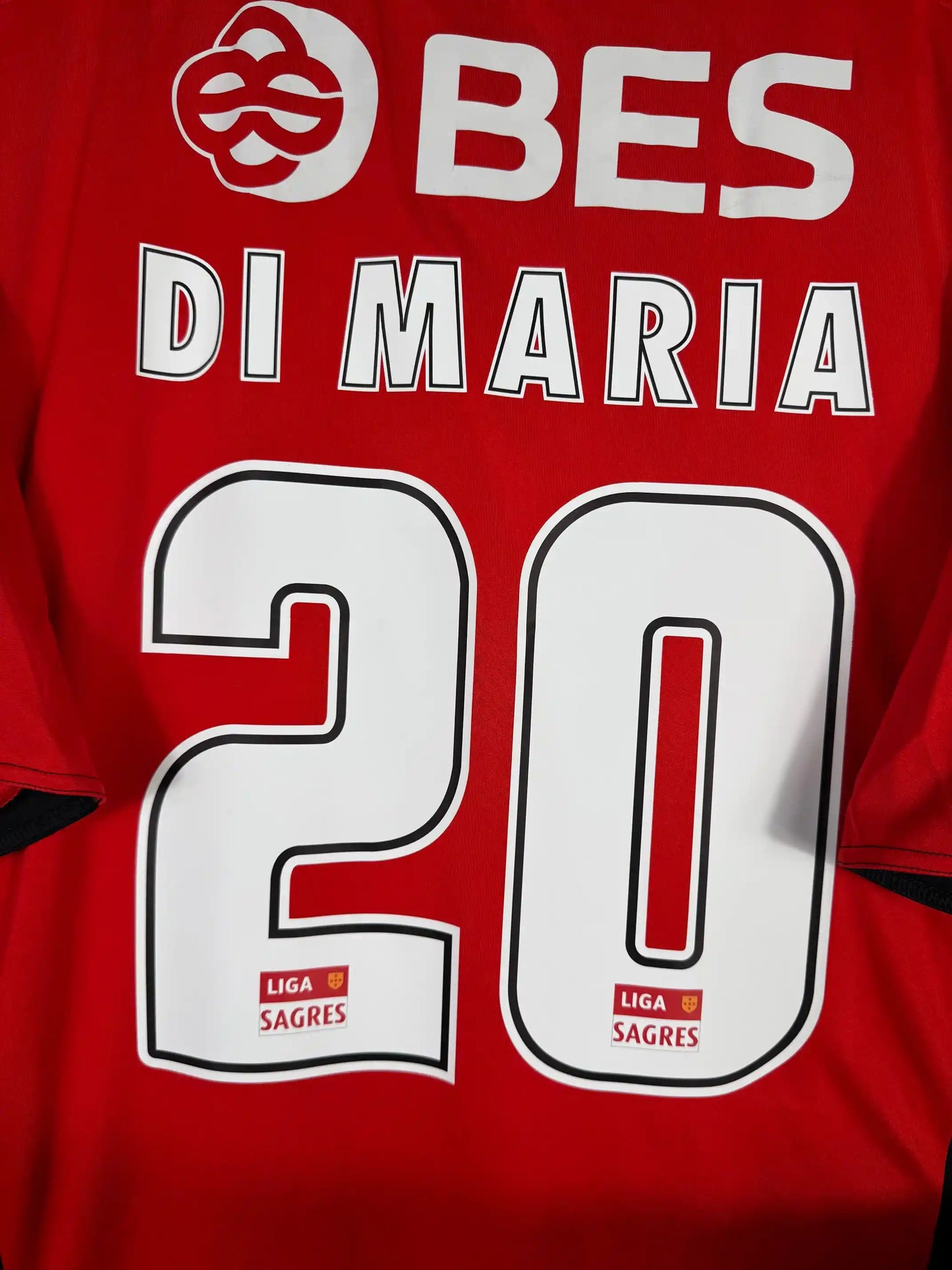 Détail flocage Di María N°20 sur maillot Benfica domicile 2008-2009 numéro fétiche d'El Fideo à Lisbonne