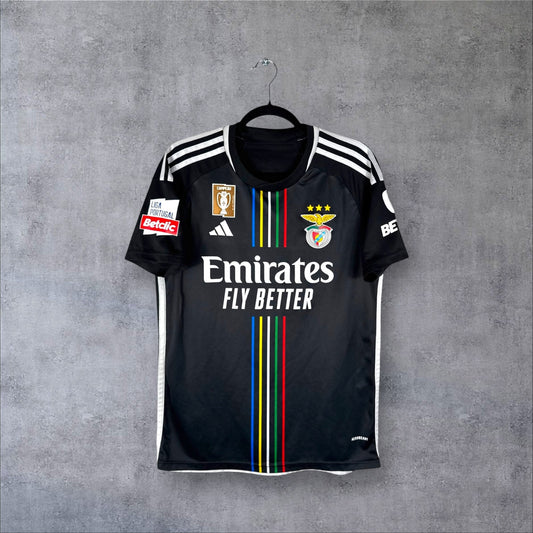 Vue de face du maillot SL Benfica Extérieur 2023/24 noir avec cinq bandes verticales de couleurs et sponsor Emirates.