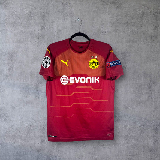 Vue de face du maillot bordeaux Borussia Dortmund 2018/19 utilisé en Coupe d'Europe.