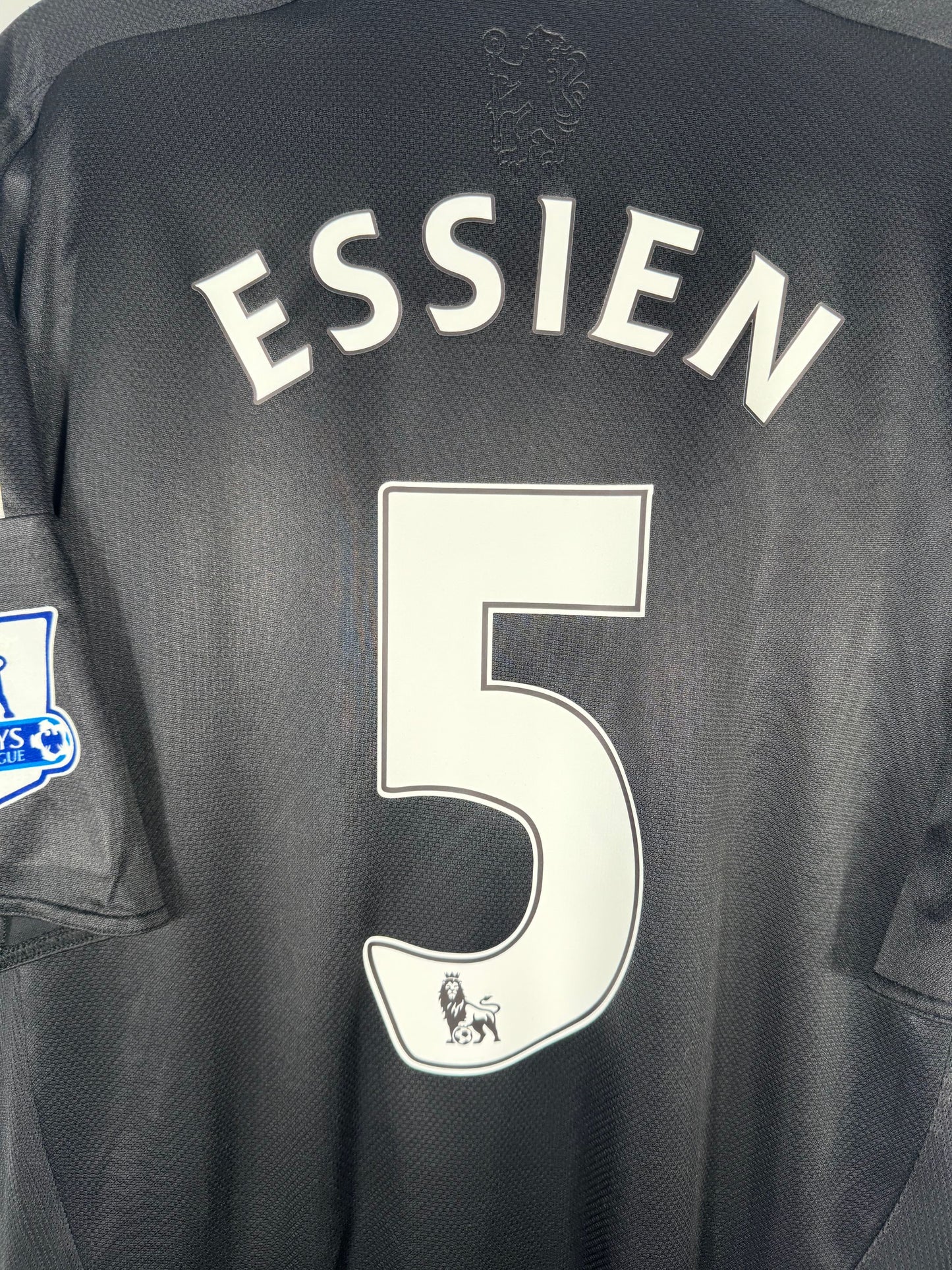 Détail de la typographie du flocage sur le numéro 5 de Michael Essien