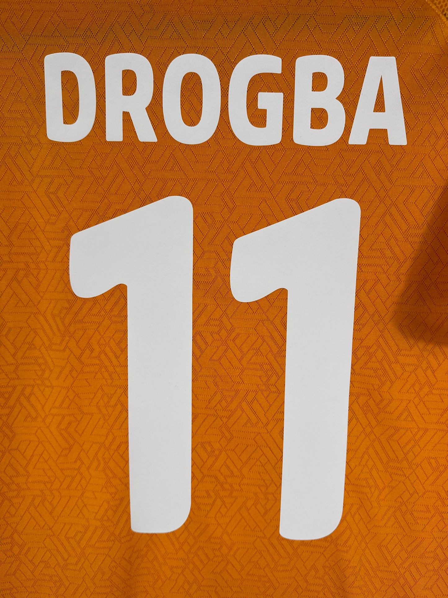 Détail de la typographie du flocage sur le numéro 11 de Didier Drogba