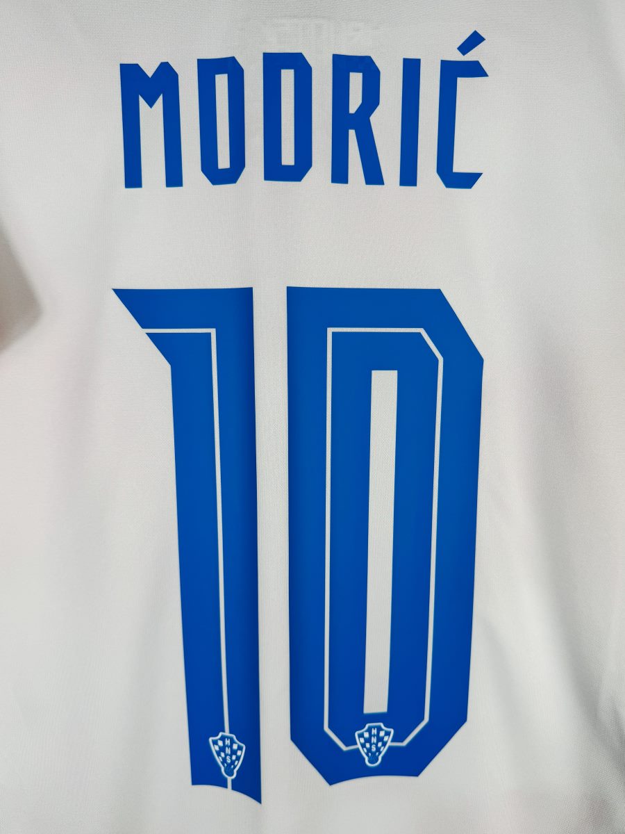 Gros plan du flocage MODRIĆ 10 bleu avec écusson HNS miniature, maillot Croatie 2020 domicile