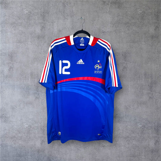 Vue de face du maillot bleu France Euro 2008 avec numéro 12 sur la poitrine.