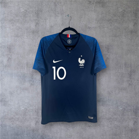 Vue de face du maillot bleu France 2018 avec col boutonné et numéro 10 poitrine.