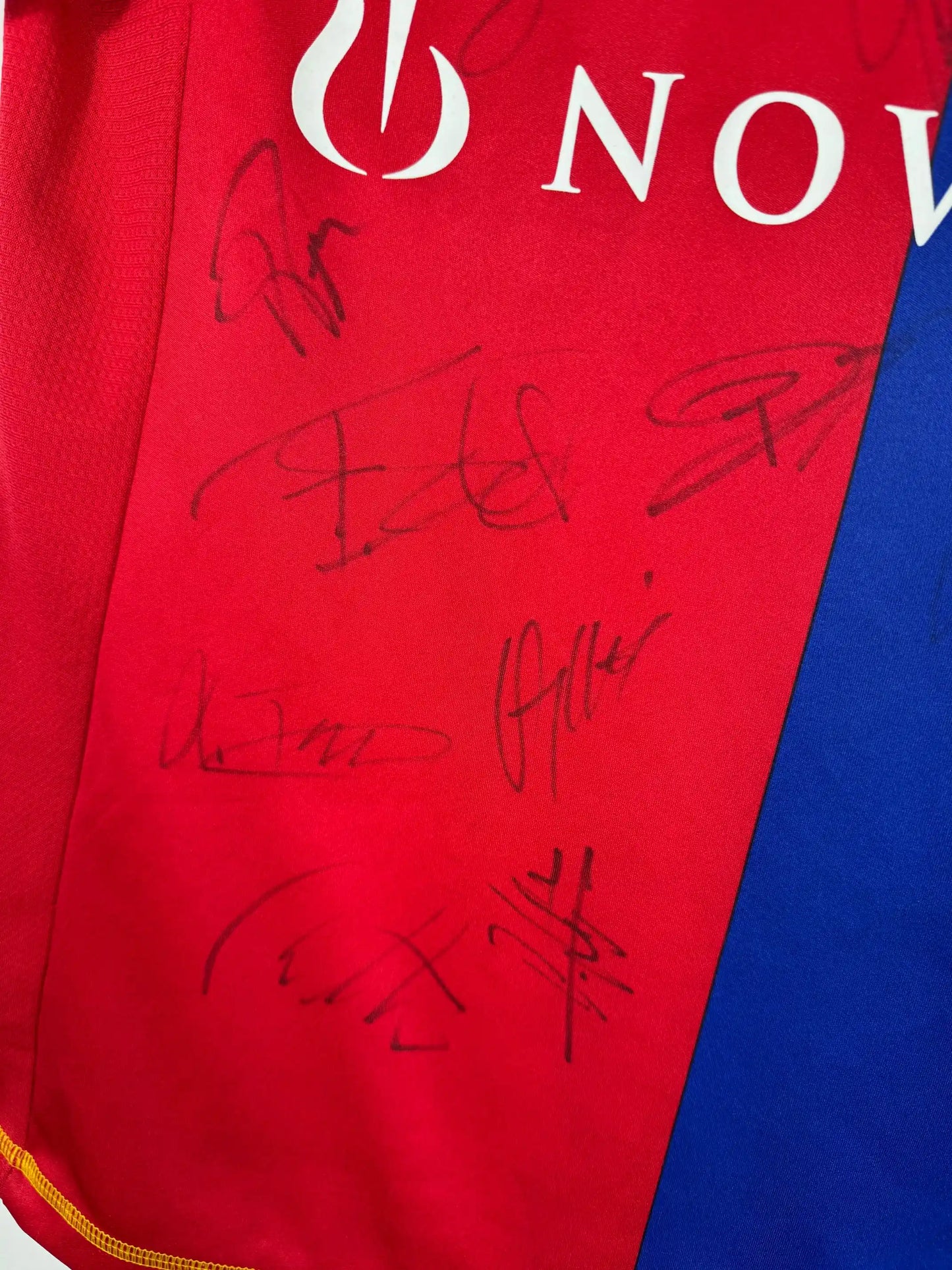 Close-up des signatures originales de l'équipe championne FC Bâle 2012-2013 dont Salah Sommer Elneny encre noire