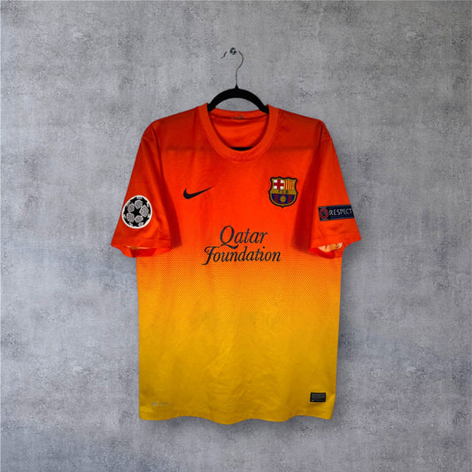 Vue de face du maillot FC Barcelone extérieur 2013 dégradé orange jaune sponsor Qatar Foundation.