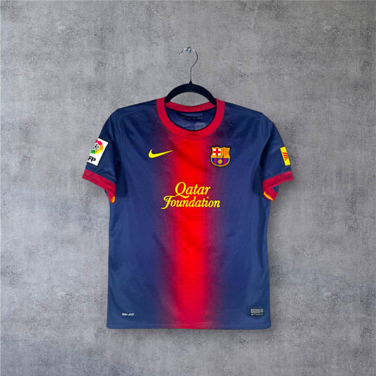 Vue de face du maillot FC Barcelone 2012/13 avec rayures en dégradé fondu.