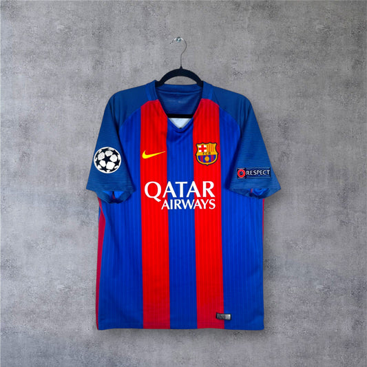 Vue de face du maillot FC Barcelone 2016/17 avec rayures verticales classiques.