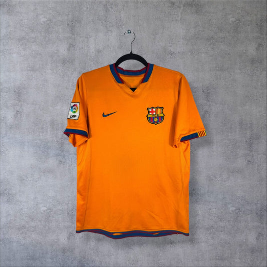 Maillot FC Barcelone extérieur 2006-2007 orange de face, col en V bleu et grenat, sans sponsor