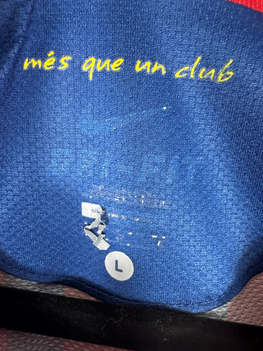 Col intérieur « més que un club » et marquage de taille L du maillot FC Barcelone 2011-2012