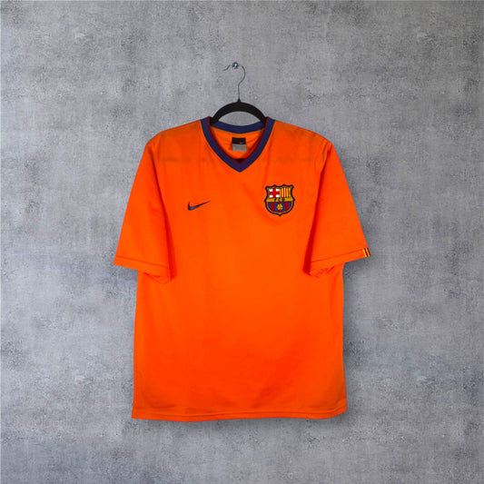 Vue de face du maillot extérieur orange du Barça 2006-2008 avec logo Nike bleu
