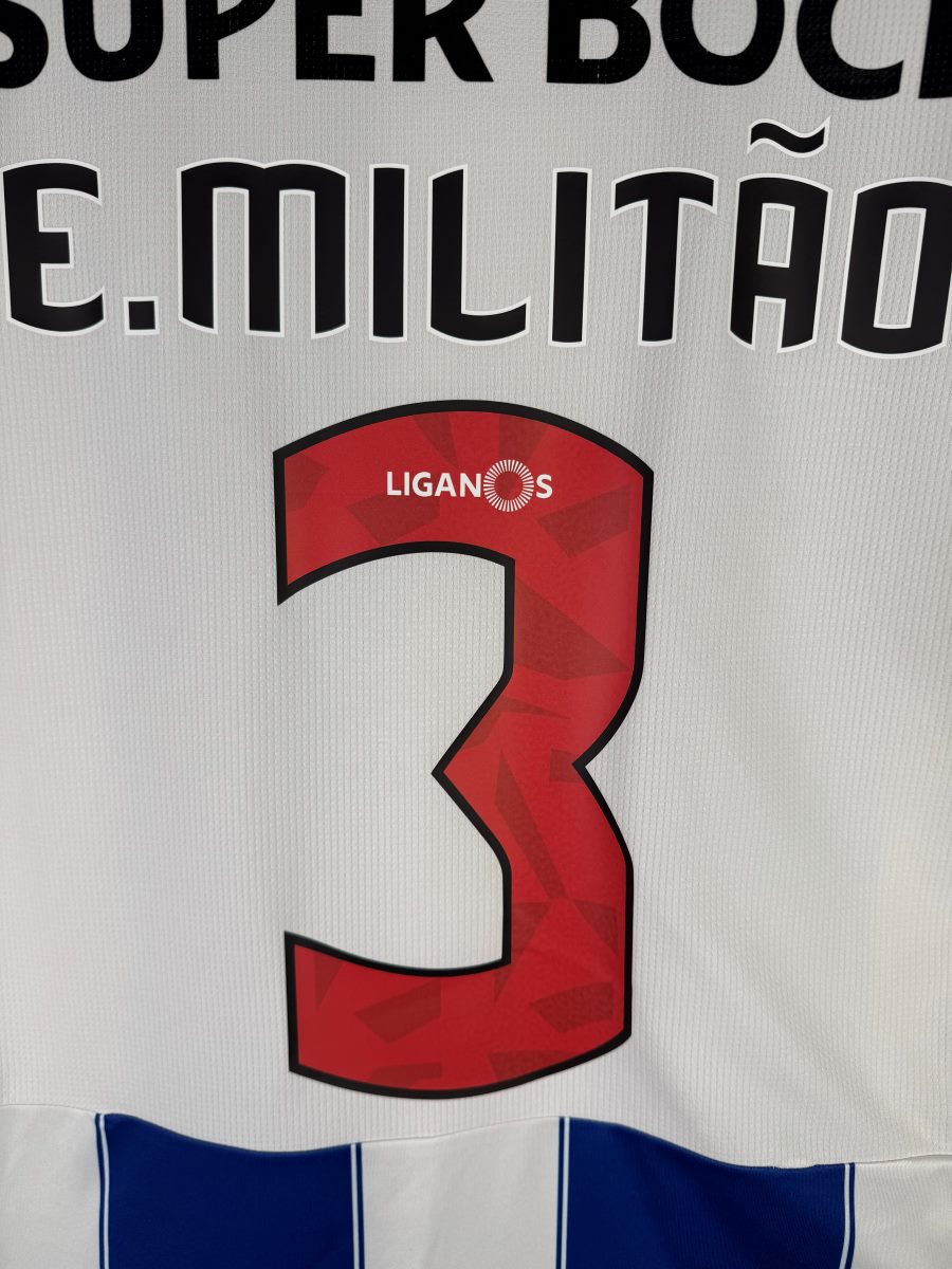 Gros plan du flocage E. Militão N°3 du maillot FC Porto 2018-2019 avec le numéro rouge texturé et le logo Liga NOS