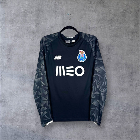 Vue de face du maillot gardien FC Porto 2020/21 noir avec motifs géométriques sur les manches et sponsor MEO.