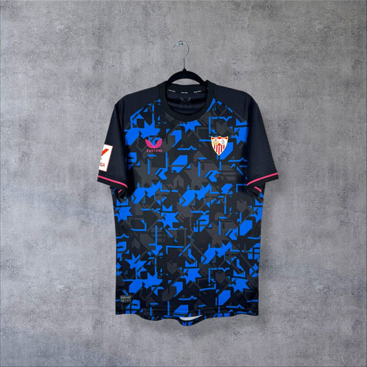 Maillot FC Séville third 2023-2024 Castore de face, motif graphique bleu sur fond noir