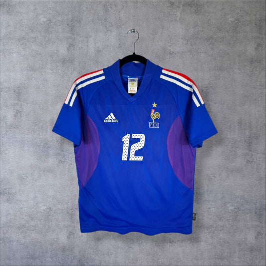Maillot Équipe de France domicile 2002 adidas de face, numéro 12, panneaux latéraux rouges