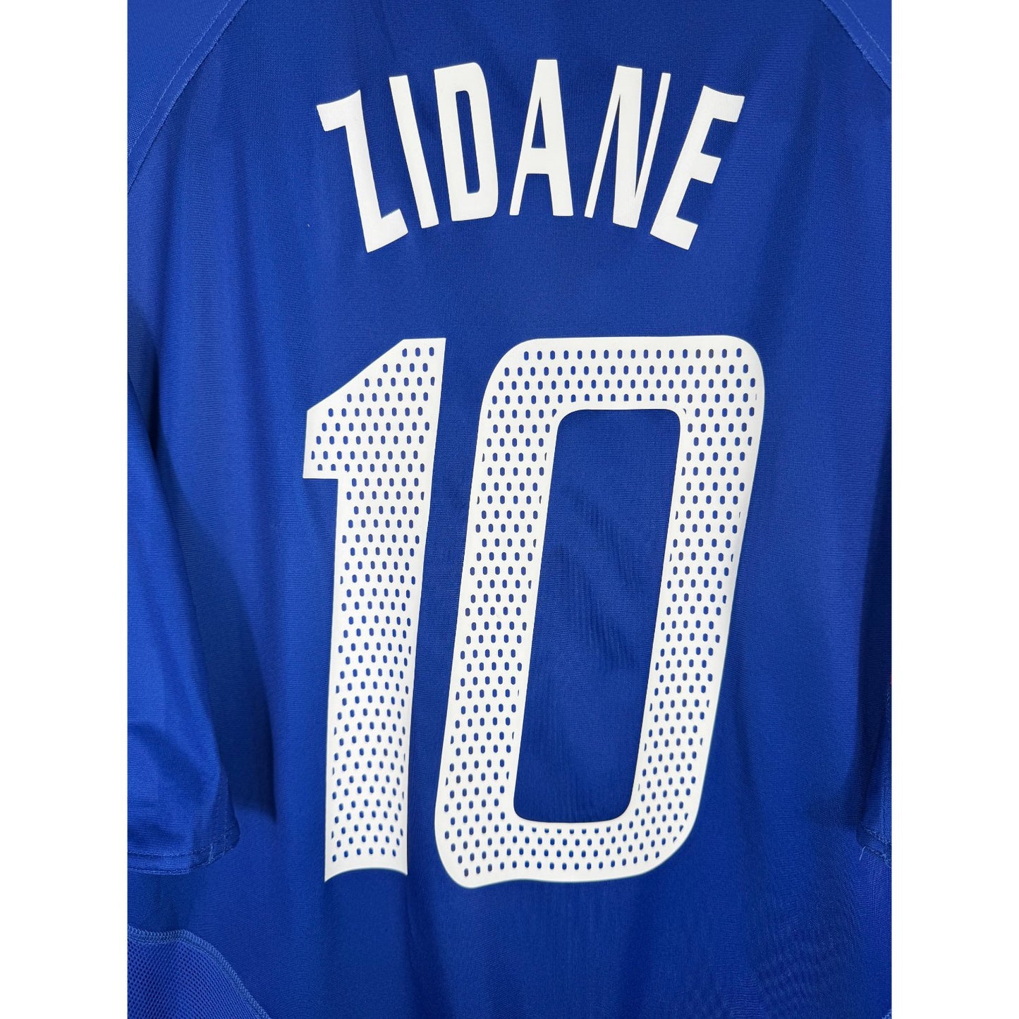Détail de la typographie du flocage sur le numéro 10 de Zinédine Zidane