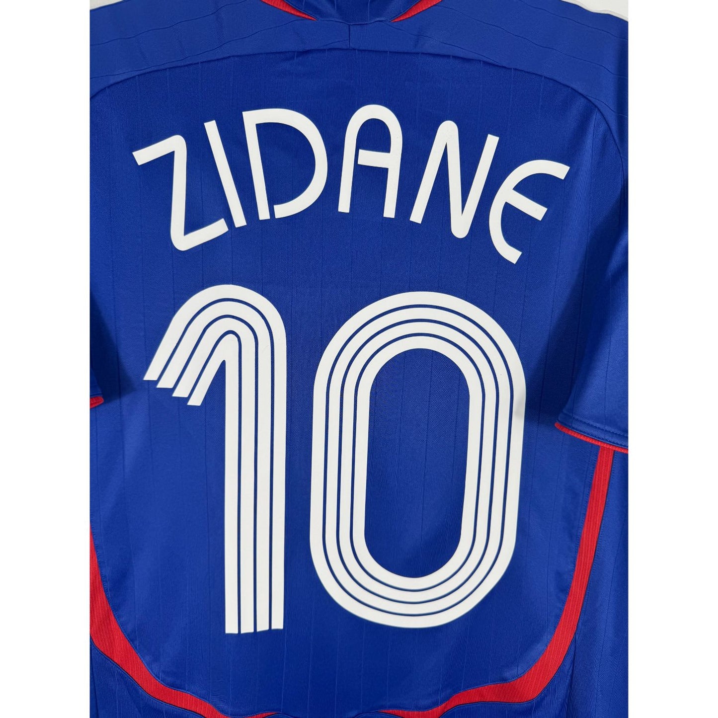 Détail de la typographie du flocage sur le numéro 10 de Zinédine Zidane