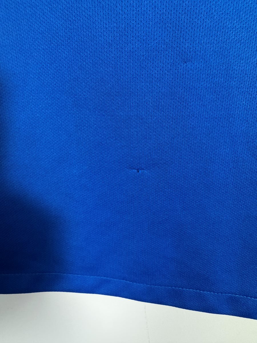 Défaut du maillot France 2016 Griezmann : deux micro-accrocs dans la maille en bas de face