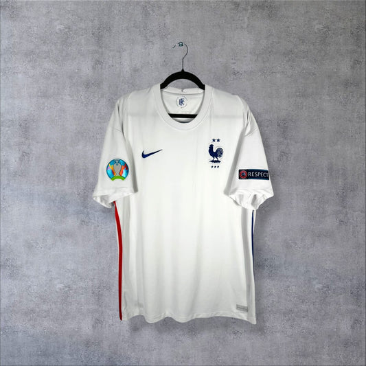 Face du maillot France 2020-2021 extérieur Nike blanc, coq FFF deux étoiles, patchs EURO 2020 et RESPECT