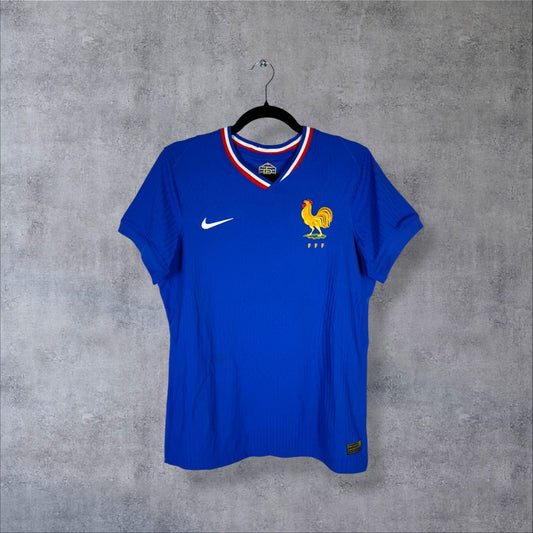 Face du maillot France 2024 domicile Nike version joueur avec le coq doré FFF, le col tricolore et le swoosh blanc