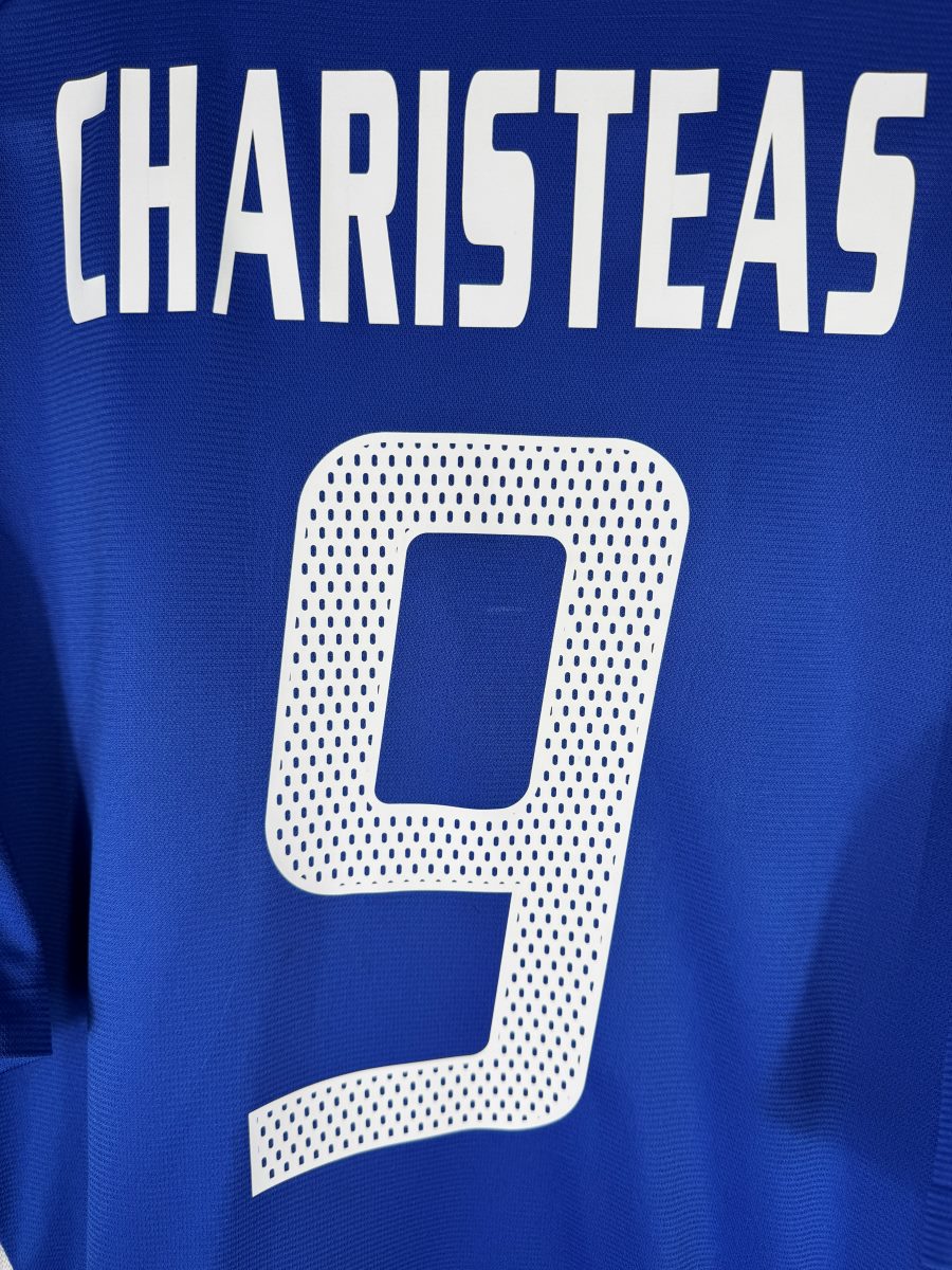 Détail du flocage Charisteas 9 sur le maillot Grèce 2004, buteur de la finale de l'Euro