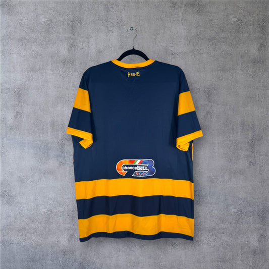 Vue de dos du maillot Hellas Verona XL avec sponsor Chancebet au bas du dos.