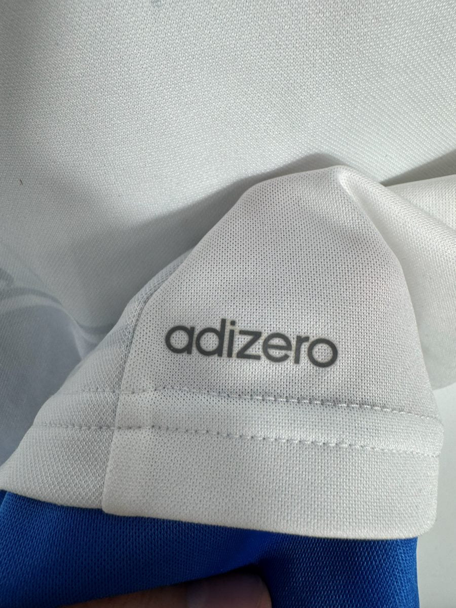 Mention adizero au bas du maillot Impact Montréal, marqueur de la version joueur