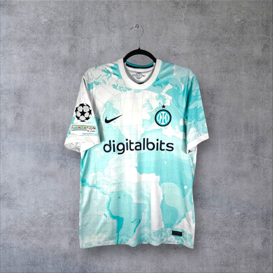 Vue de face du maillot Inter Milan 2022/23 extérieur blanc avec motif carte du monde et sponsor Digitalbits.