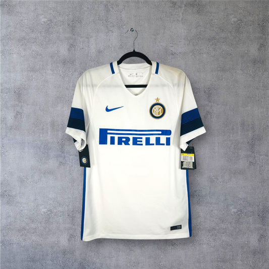 Vue de face du maillot de foot Inter Milan extérieur blanc saison 2016/17 avec sponsor Pirelli.