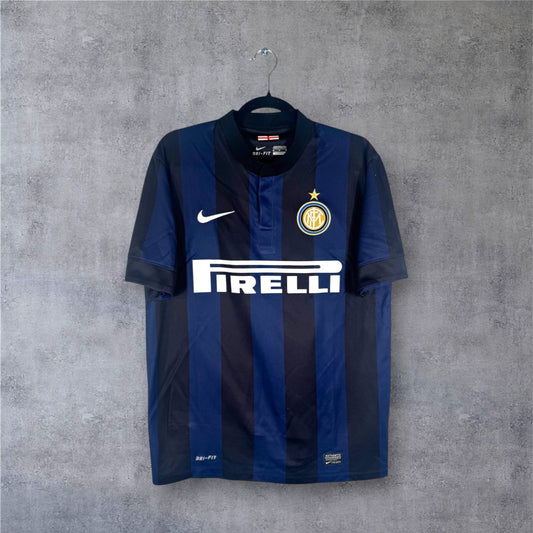 Vue de face du maillot Inter Milan 2013/14 avec rayures bleu nuit et noir sponsor Pirelli.