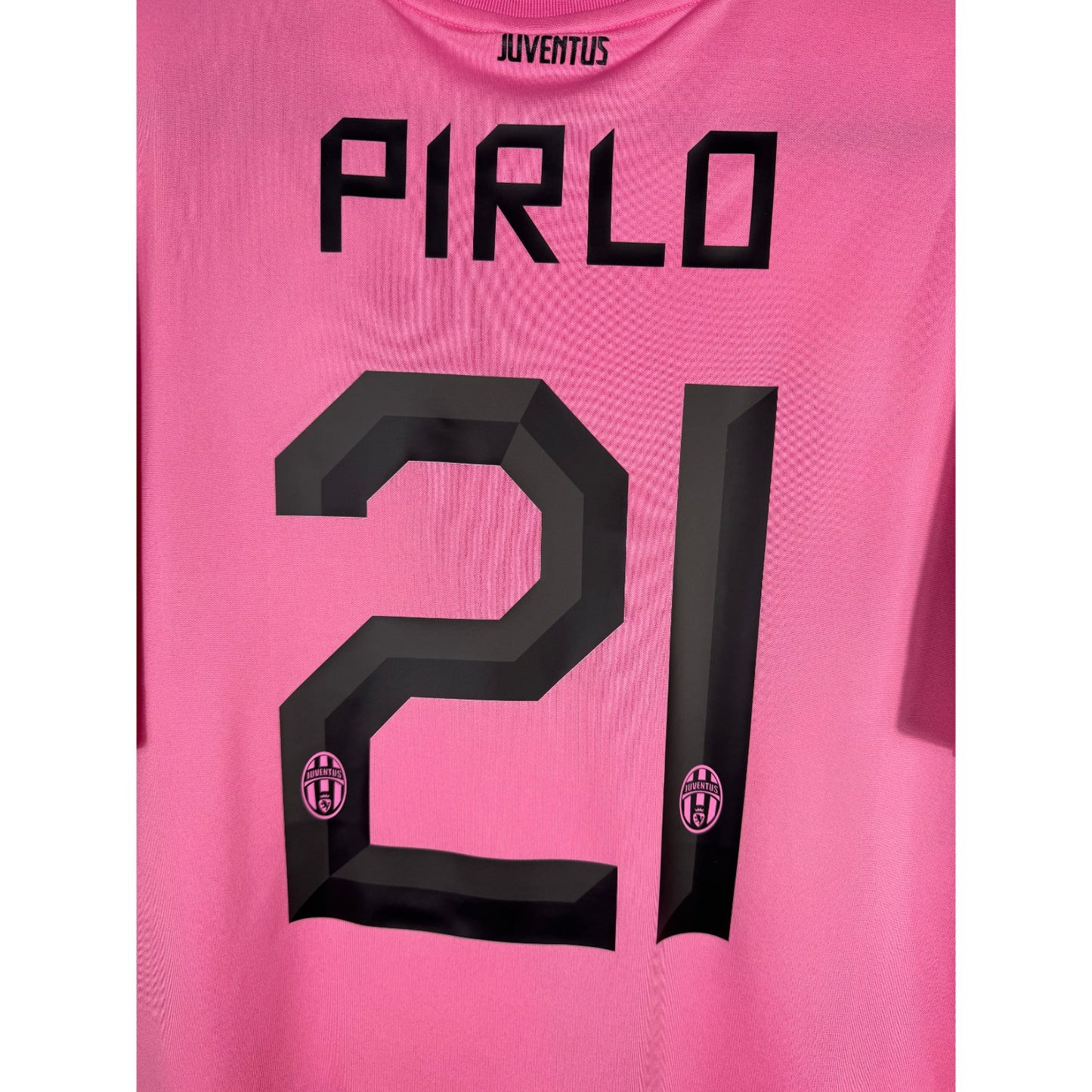 Détail de la typographie du flocage sur le numéro 21 d'Andrea Pirlo