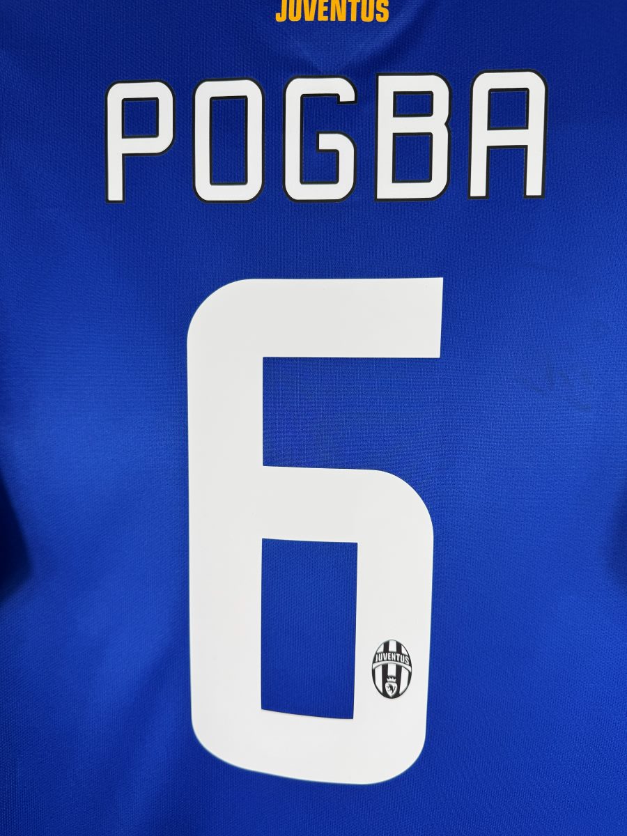Détail du flocage POGBA numéro 6 format Serie A sur le maillot Juventus 2014-2015