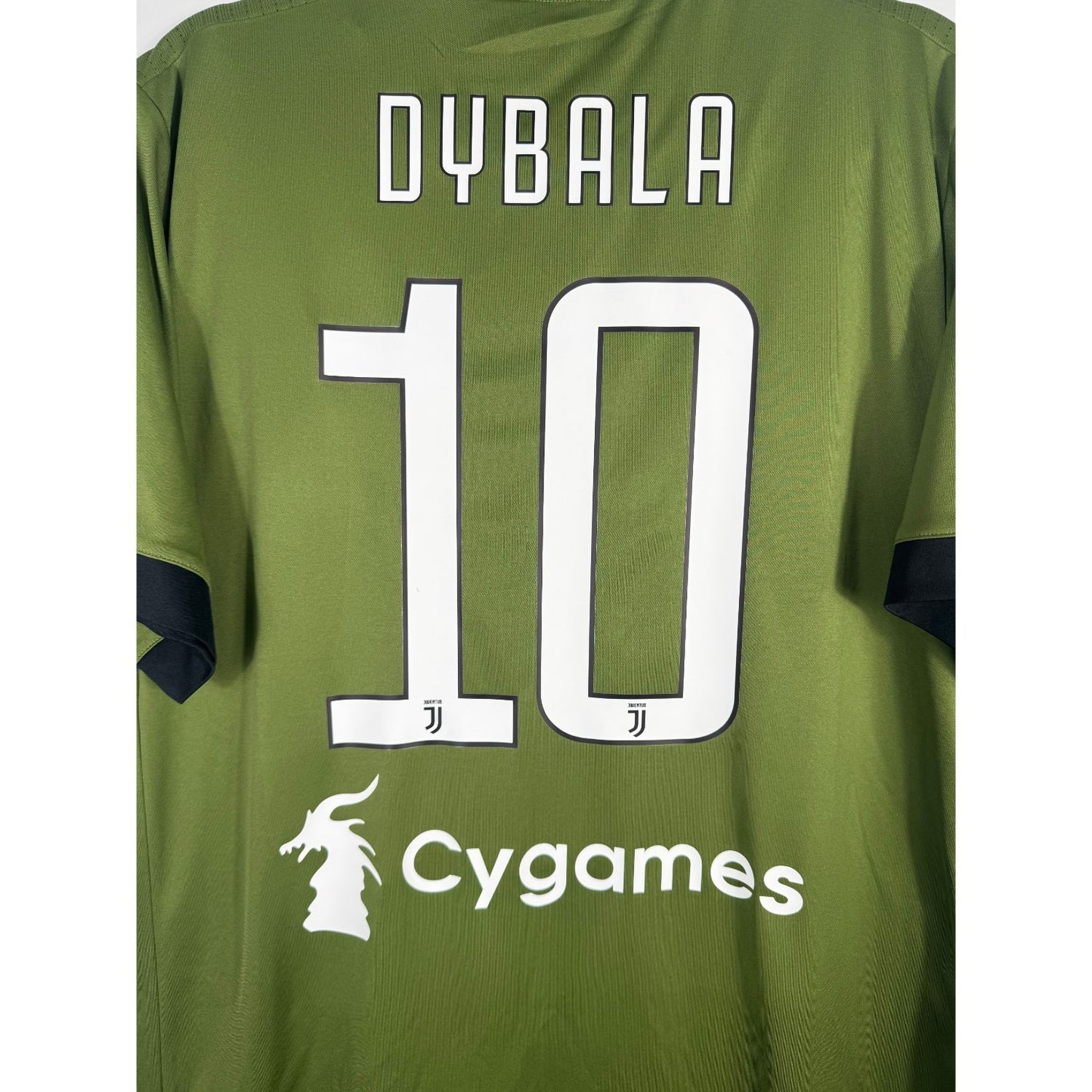 Détail de la typographie du flocage sur le numéro 10 de Paulo Dybala