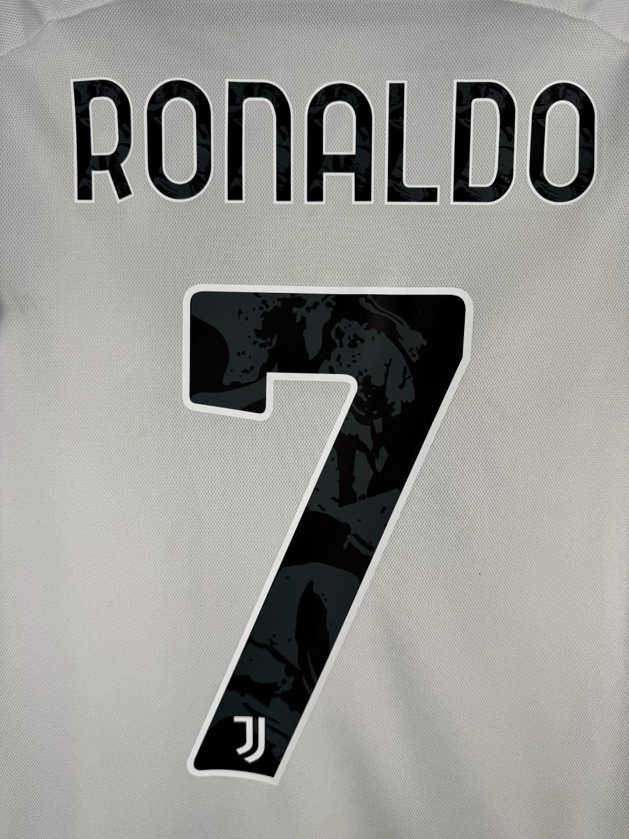 Détail du flocage RONALDO N°7 au motif marbré sur le maillot Juventus 2020-2021