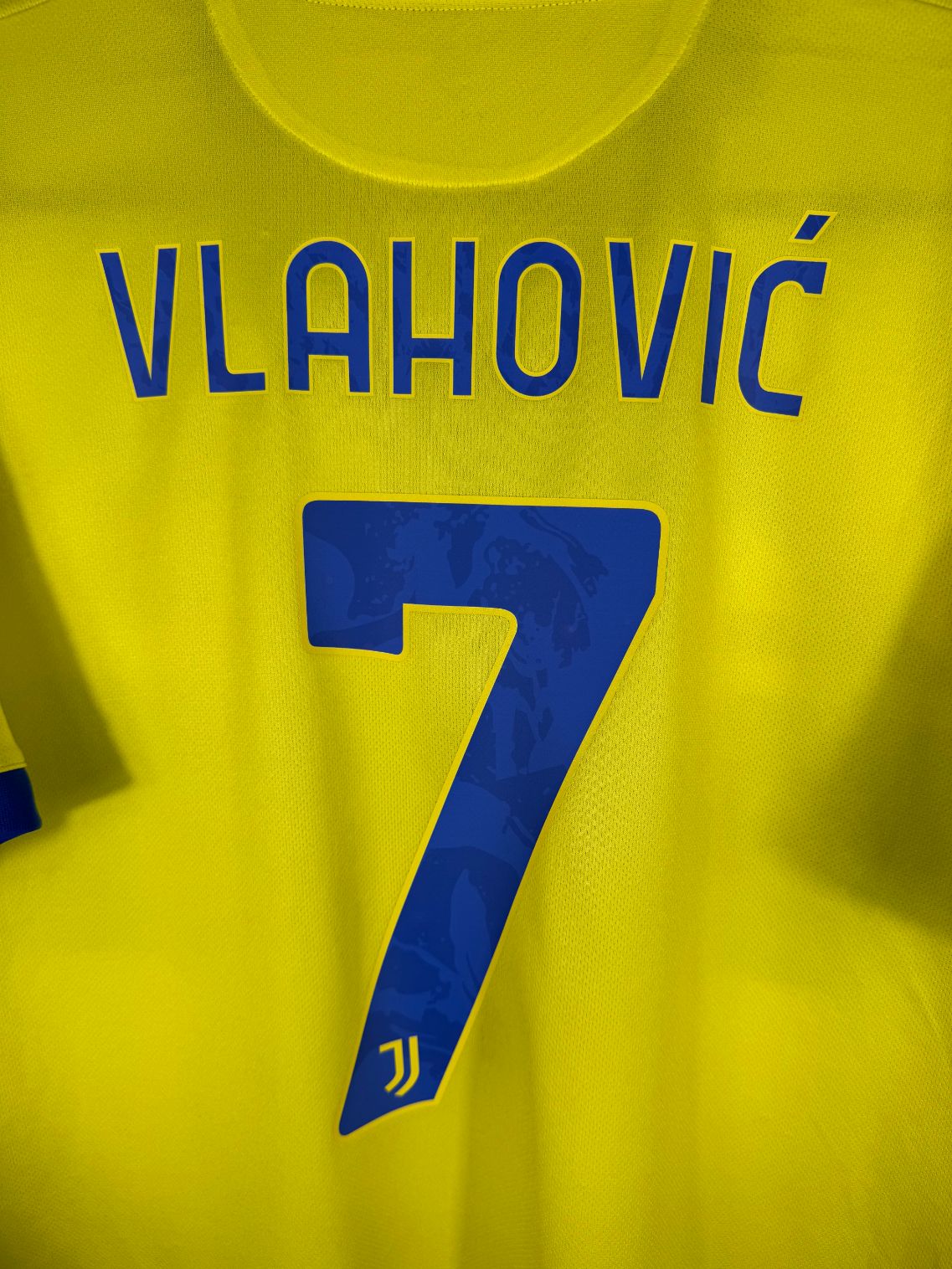 Détail de la typographie du flocage sur le numéro 7 de Dušan Vlahović