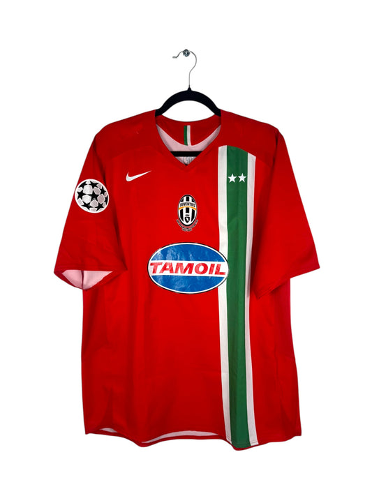 Vue de face du maillot Juventus Extérieur 05/06 rouge avec bande tricolore italienne.