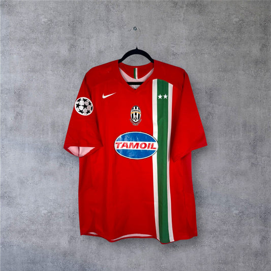 Vue de face du maillot Juventus Extérieur 05/06 rouge avec bande tricolore italienne.