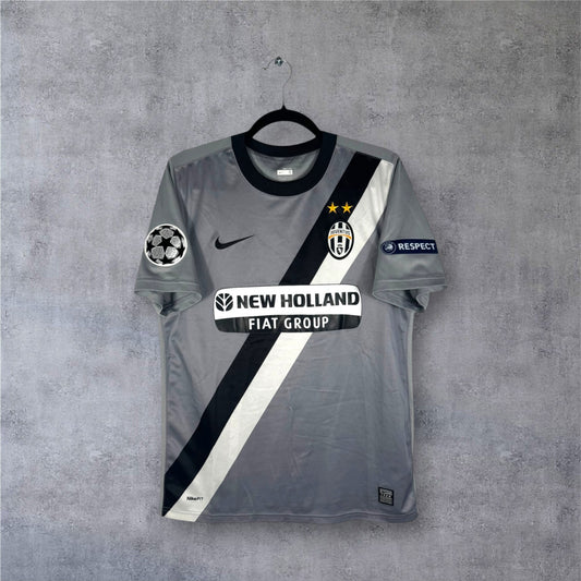 Vue de face du maillot Juventus Extérieur 2010 gris avec bande diagonale et sponsor New Holland.