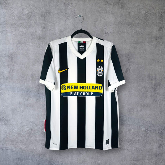 Vue de face du maillot rayé noir et blanc Juventus 2009/10 sponsor New Holland.