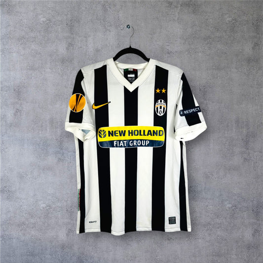 Vue de face du maillot Juventus 2009/10 rayé noir et blanc avec sponsor New Holland.