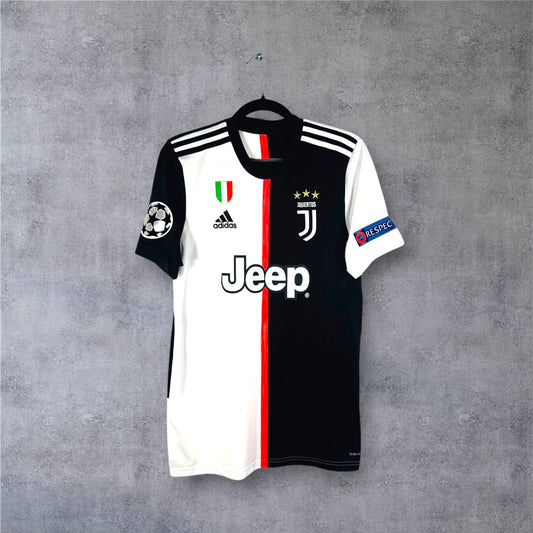 Vue de face du maillot Juventus 2019/20 avec le patch tricolore Scudetto sur la poitrine.