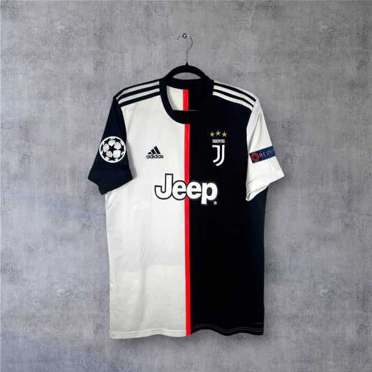 Vue de face du maillot Juventus 2019/20 moitié noir moitié blanc avec bande rose centrale.