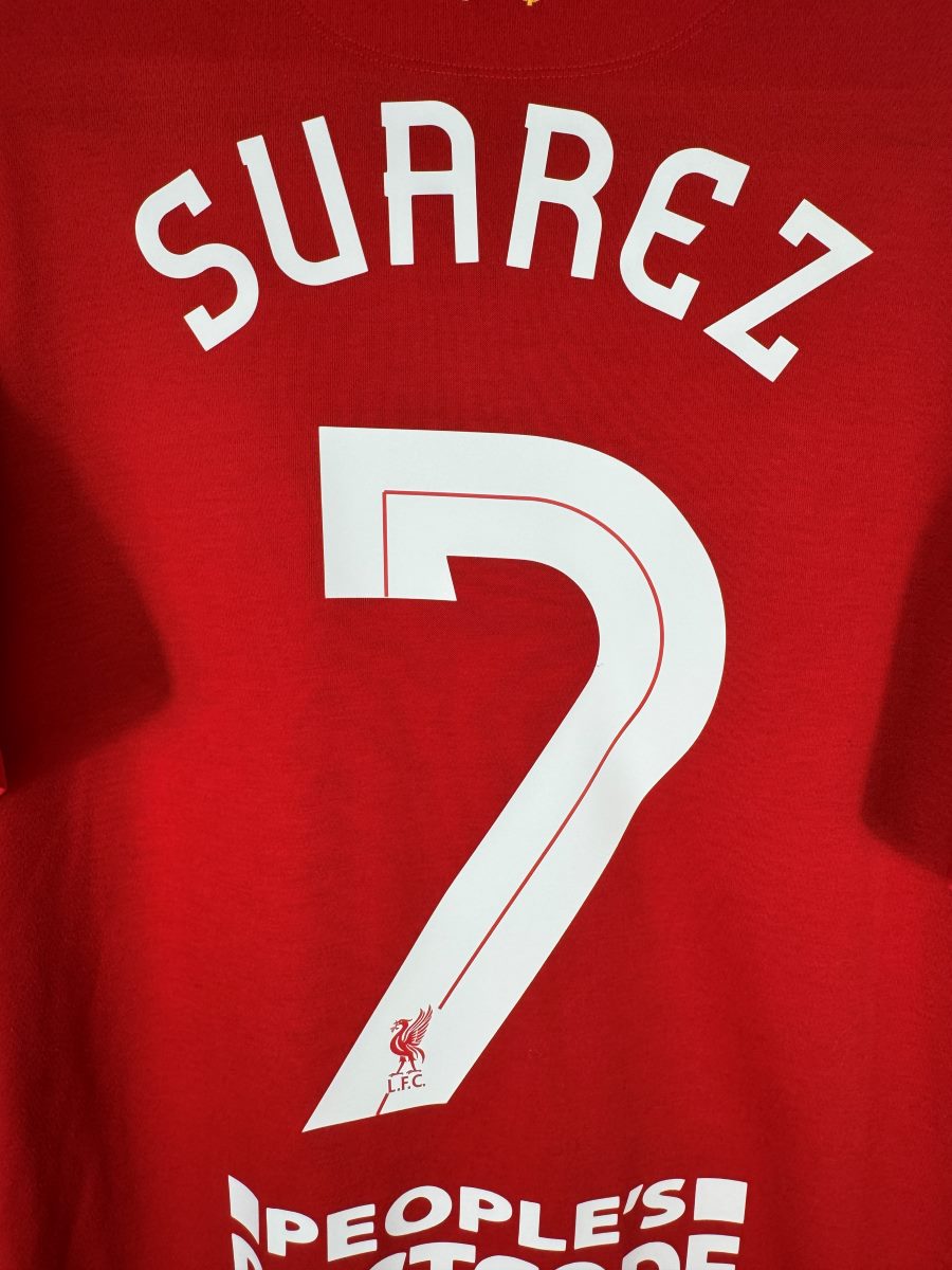 Détail du flocage Suárez N°7 avec Liver Bird dans le numéro, maillot Liverpool 2012-2013